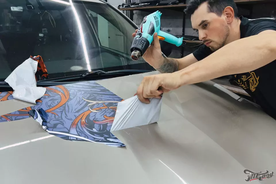 Демонтаж старой пленки и оклейка в винилографию Toyota RAV4. Вторая жизнь — новое лицо.